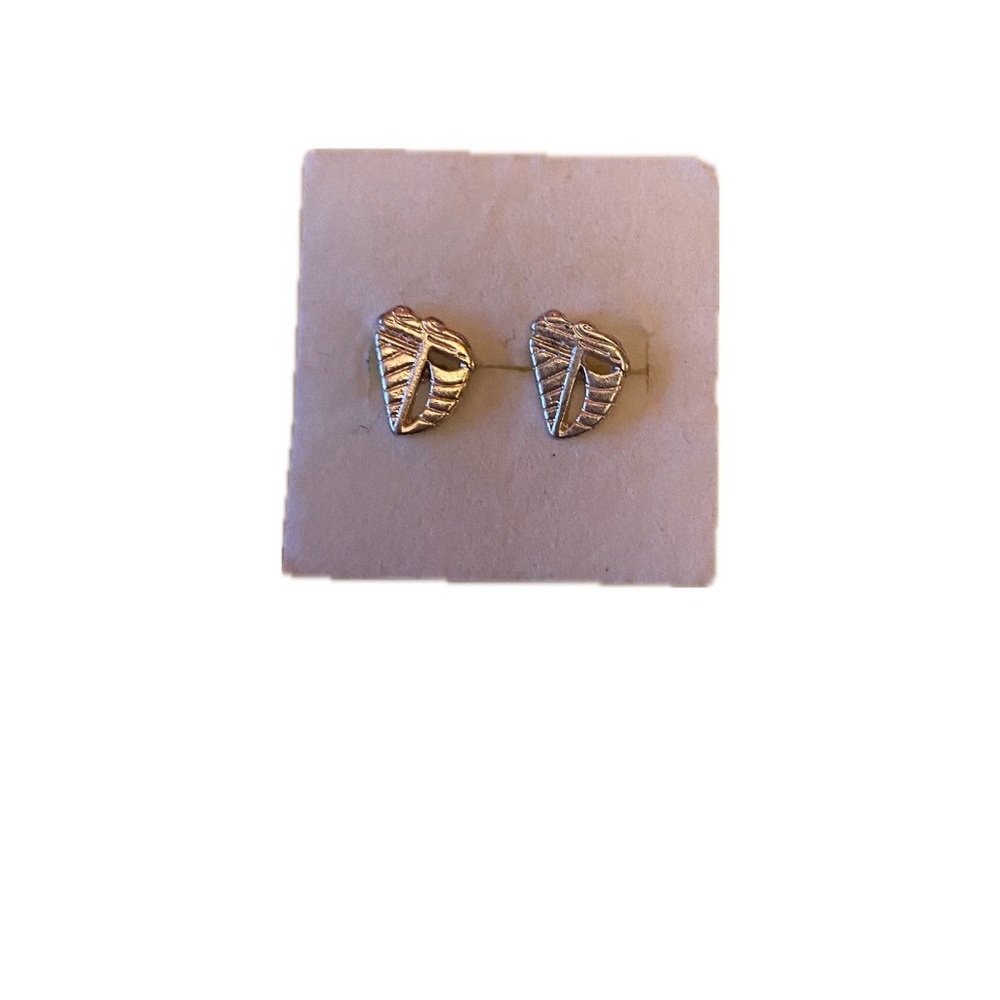Leaf stud earrings